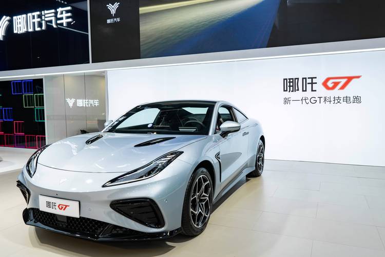 惠州182哪吒汽车在智能汽车领域的表现，领途汽车在新能源汽车市场中的影响力